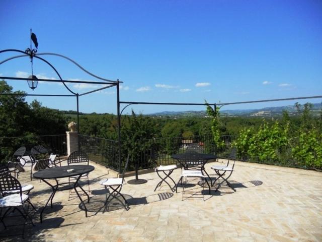 Gli Appartamenti Di Torre Bertona Todi Bagian luar foto