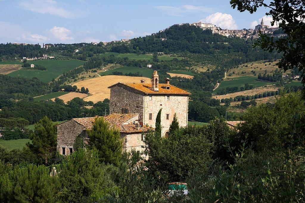 Gli Appartamenti Di Torre Bertona Todi Ruang foto
