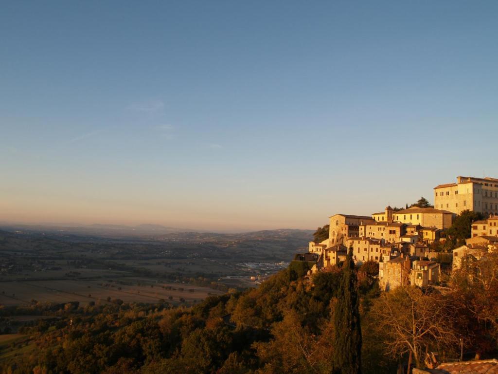 Gli Appartamenti Di Torre Bertona Todi Ruang foto